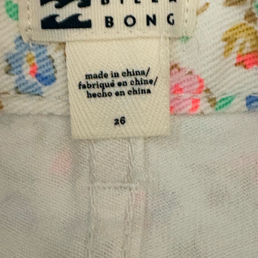 BILLABONG LITTLE FLOWERS JEAN SHORTS NWOT WOMEN SIZE 26 SUPER CUTE SEE PICS - Picture 3 of 8